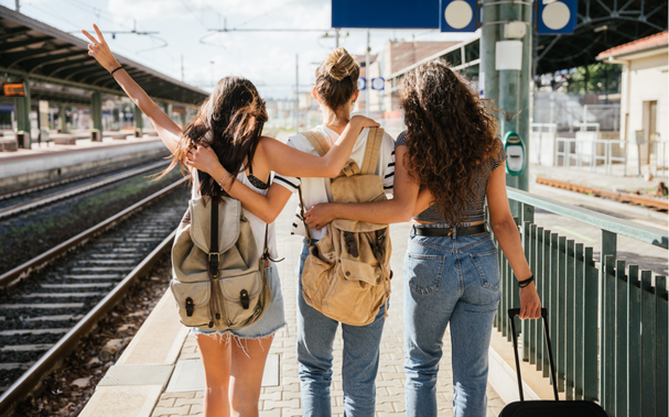 3 jugendliche Mädchen von hinten am Bahnhof