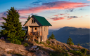 Aussicht auf die Zinn-Hütte auf einem Berg. Dramatischer farbiger Sonnenuntergang Art Render..png