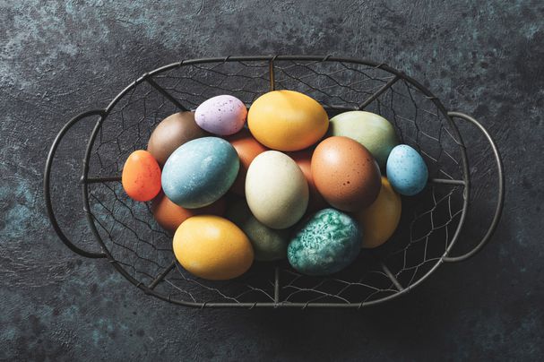 Bunt gefärbte Eier in Metalldrahtkorb.jpg