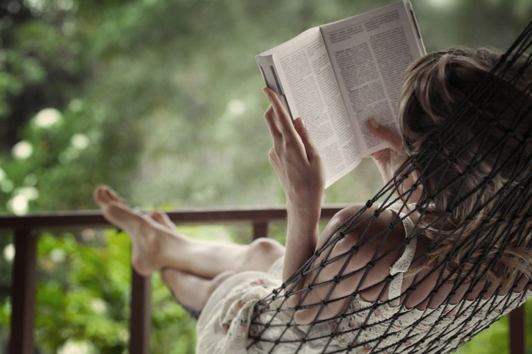 Frau liest ein Buch in einer Hängematte.jpg