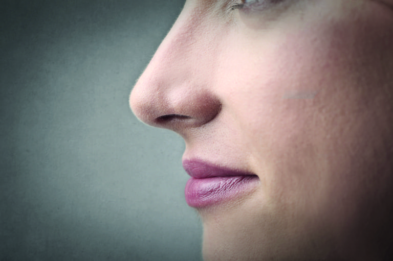 profil einer frau mit fokus nase und mund