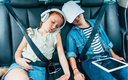 Kinder schlafen auf dem Rücksitz im Auto.png