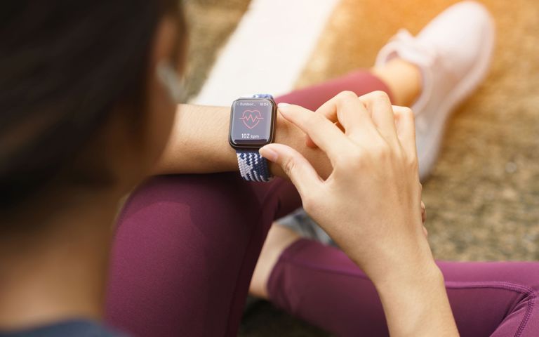 Nahaufnahme-von-Sportlerin-auf-ihre-apple-smartwatch