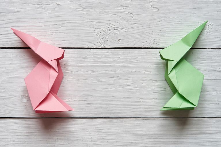 zwei origami oster hasen einer in pink und einer grün