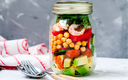 Salat mit Garnelen und Kichererbsen im Glas. Liebe für ein gesundes Ernährungskonzept.png