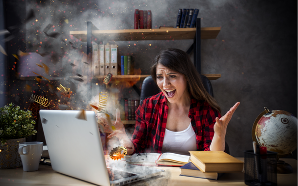 Stressende und wütende Frau mit explodiertem Computer.png