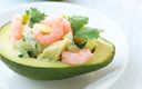 halbe avocado dekoriert mit shrimps und avocado stücken