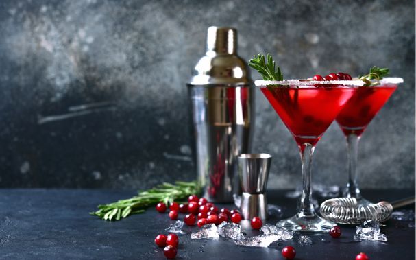 cranberry-cocktail-mitrosmarinzweig-auf-grauem-hintergrund