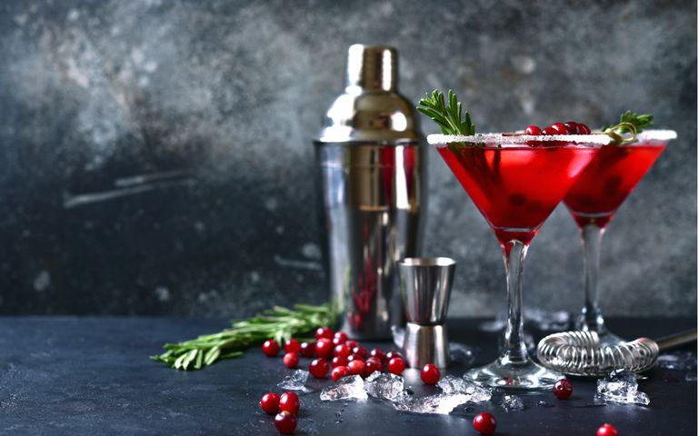 cranberry-cocktail-mitrosmarinzweig-auf-grauem-hintergrund
