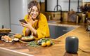 Frau in de Küche mit Multimedia, Smart Küche