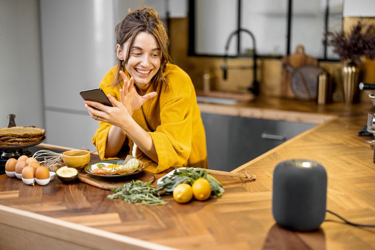 Frau in de Küche mit Multimedia, Smart Küche