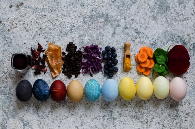 gefärbte Eier mit Gemüse und Gewürzen.jpg