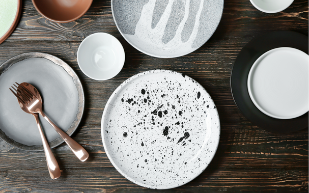 Keramik und Porzellan Geschirr mit verschiedenen Muster auf Holztisch