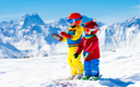 Kinder lernen Skifahren in den Bergen