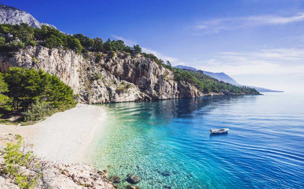 kroatische-riviera-mit-weißen-strand-und-türkisem-meer