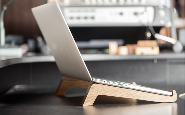Der Laptop auf einem Holzständer