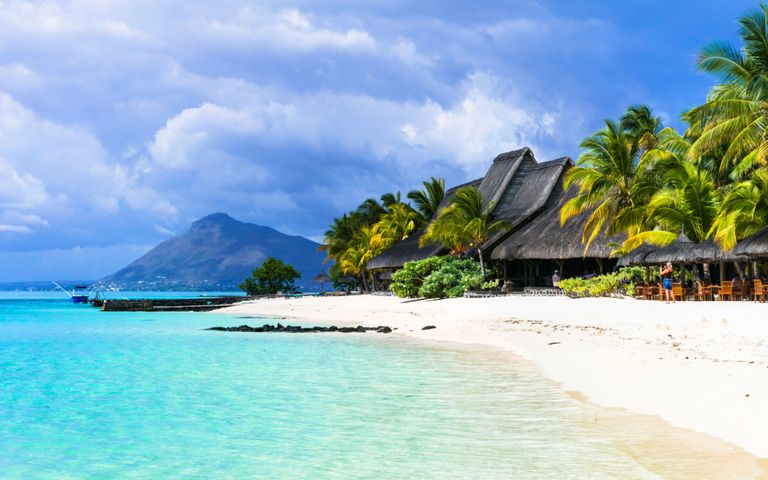 weisser-sandstrand-mit-palmen-und-strandhütte-in-mauritius