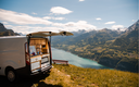 Camping Van auf einem Berg mit Seeblick